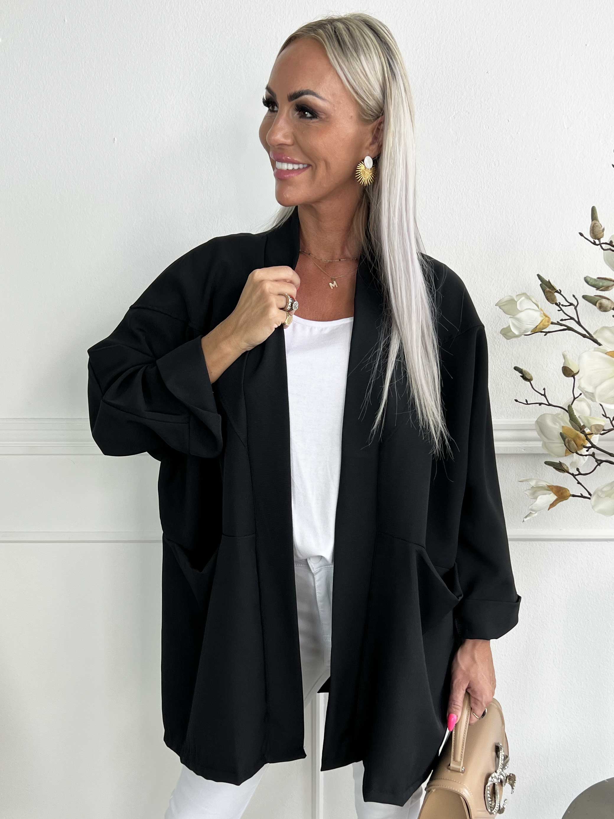 Annah Light Short - Oversized jakke med tydelige syninger og lommer